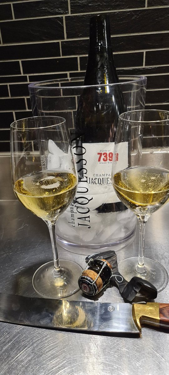 pensionspengar's tweet photo. Här kommer ett fiiinare #persvintips #Jacquesson #cuvee739 Underbar Champagne, löpande cuvee nummer. Spara länge! Brukar finnas i SB BS dock inte just nu, löpande nr just nu 743. Pris på SB ca 450kr. Bara köp!!! #densomväntarpånågotgott #sabrering https://t.co/zXumGOlJzP