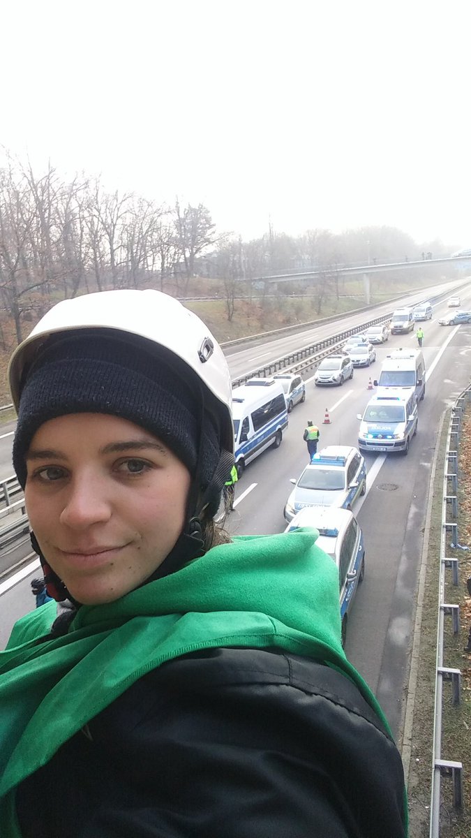RoWo_Berlin's tweet photo. Wir sind wieder frei. Wir werden nicht aufgeben, bevor das Pariser Abkommen ernst genommen wird und wirksame Maßnahmen getroffen werden. #keineA49 #Mobilitaetswende #FightFor1Point5 https://t.co/7FulXYz2X4