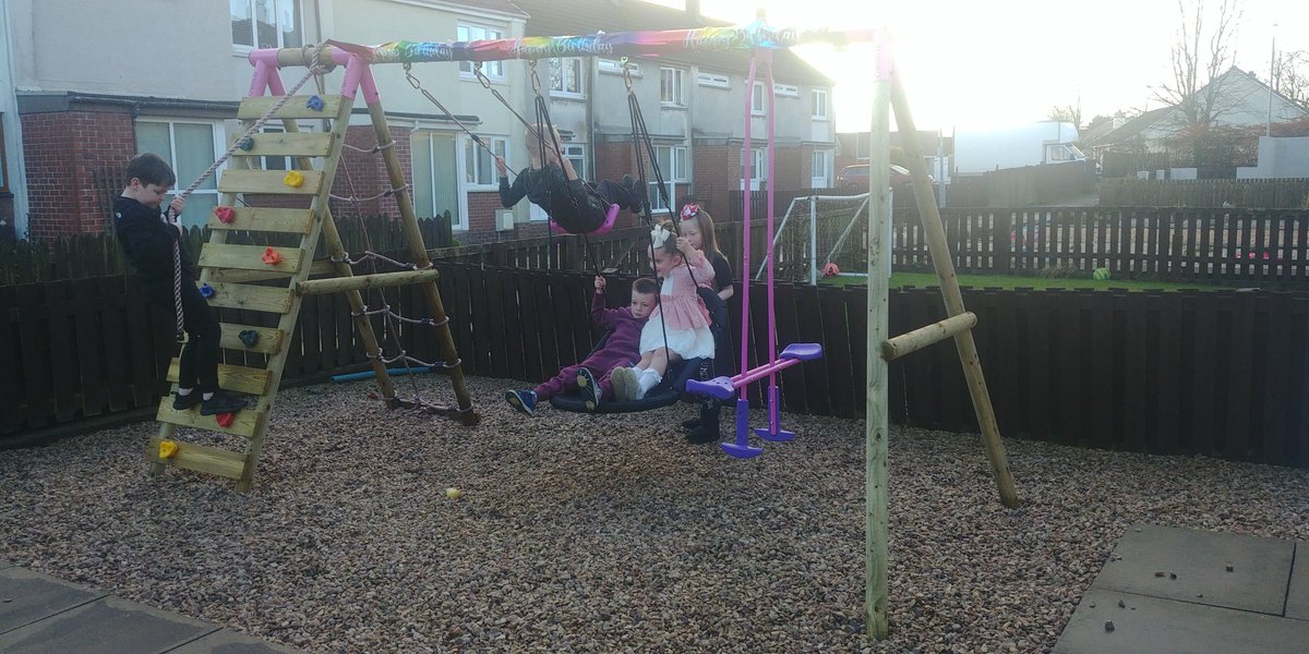 Leanne_fff's tweet photo. This is #friendship
#happybirthday to my gorgeous #daughter who is 8 today. Home #SurpriseParty in #mauchline https://t.co/GyEekStlnh