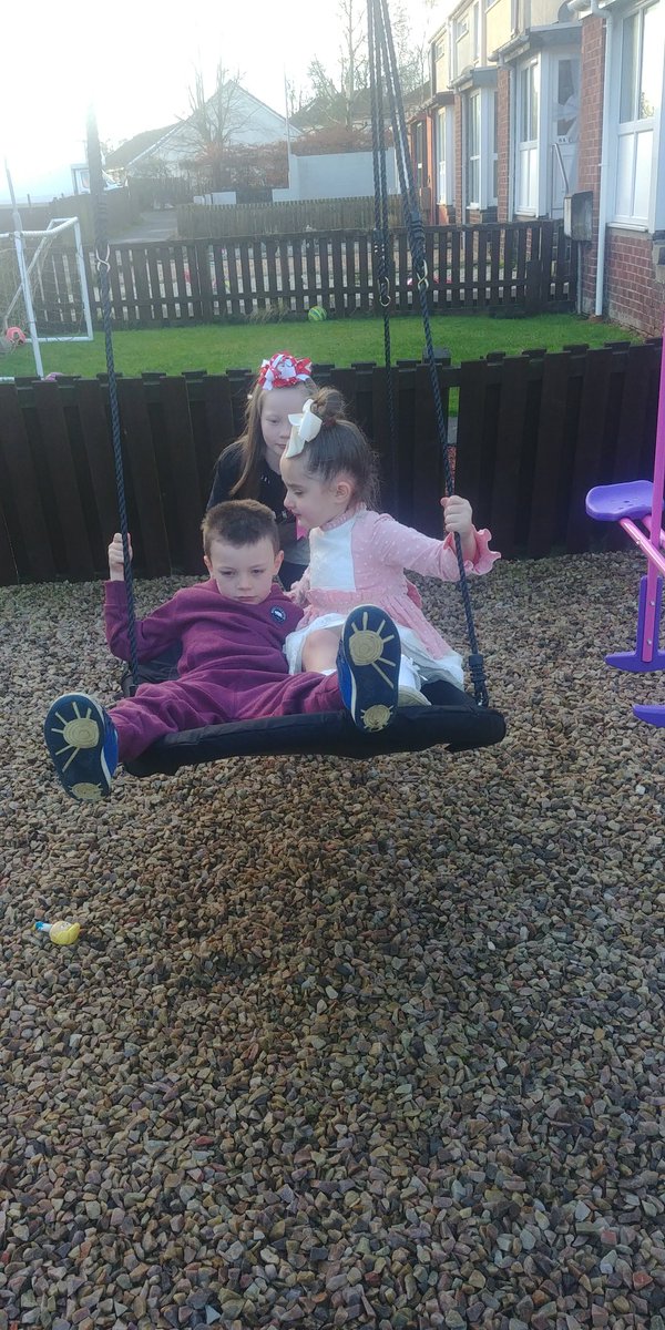 Leanne_fff's tweet photo. This is #friendship
#happybirthday to my gorgeous #daughter who is 8 today. Home #SurpriseParty in #mauchline https://t.co/GyEekStlnh