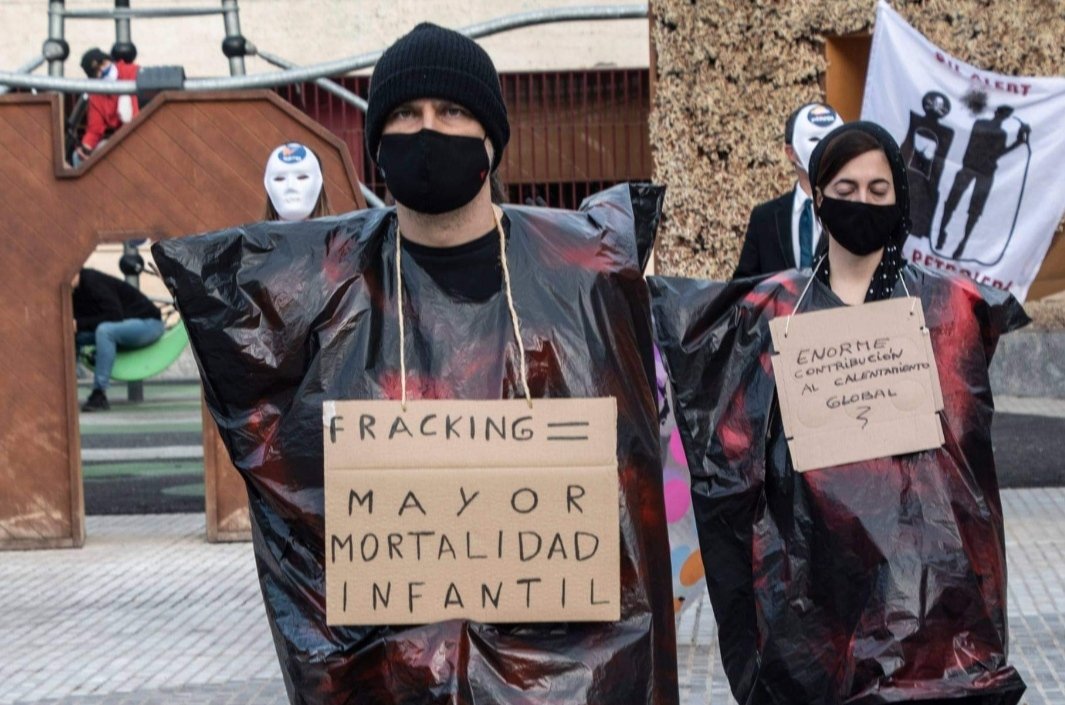 MurciaXr's tweet photo. En más de 20 países del mundo nos unimos ayer para gritar: #ElFrackingVaACaer
#Solidaridad 
#EmergenciaClimática
#TellTheTruth 
👁️ https://t.co/TJWgkRx5BX