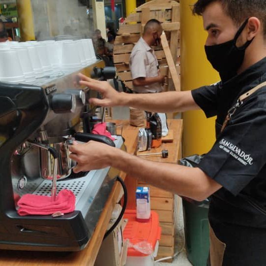 La <a href="/CorpoVenCafe/">Corporación Venezolana del Café (CVC)</a> presente en la 2da ExpoFeria Moliendo Café, que se lleva a cabo en el C. C. Metrópolis de Barquisimeto edo Lara, con la participación de empresas torrefactoras de la entidad ¡Acompáñanos a disfrutar del maravilloso mundo del café venezolano! <a href="/MinAgriculturaV/">MinAgriculturaVe</a>