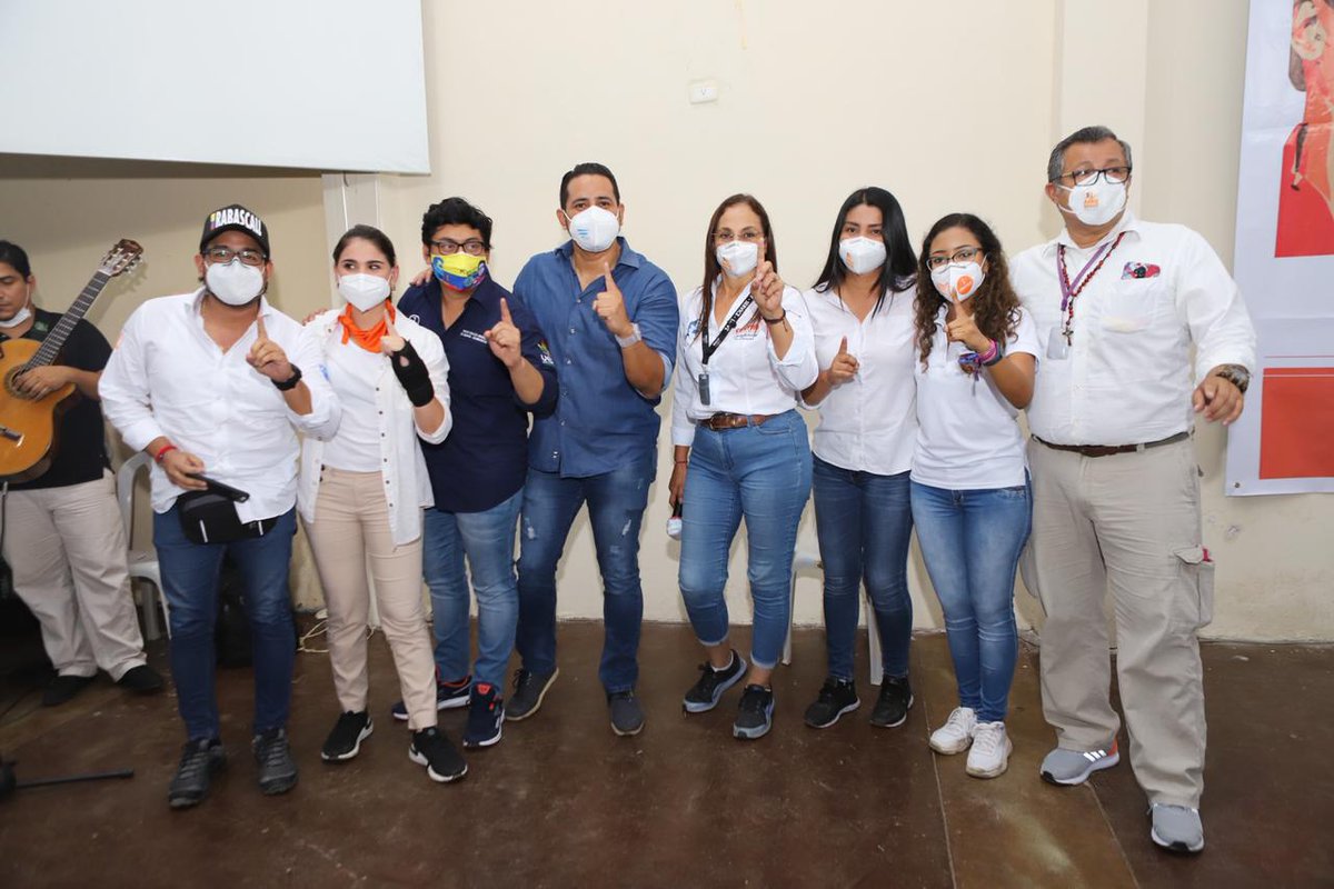 RComunitariosEc's tweet photo. 🔴🔷🔸Los @JEsperanzaEc @AdriRiveraPena expusieron las propuestas de la juventud del pais hacia @rabascallcarlos y @RonnyAleagaS en un gran evento en Guayaquil
Las propuestas estaban enfocadas en diferentes ejes como: educación, empleo, inclusión social.
#Uddecide
@JuankBandaEC https://t.co/EK4X0OCr53