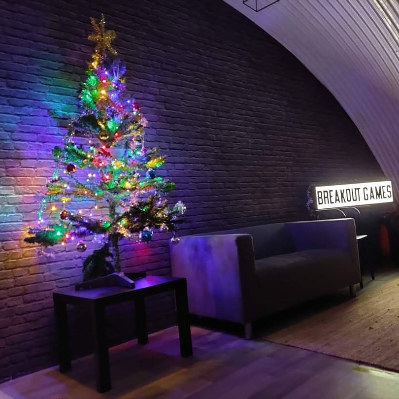 Getting into the Christmas spirit- if you're looking for something different, book with us and see for yourself! Availability for all rooms up to Christmas - give us a call or book online.
Vouchers available for 2, 4, and 6 players. The perfect gift for riddle lovers!🎄🎅☃️✨