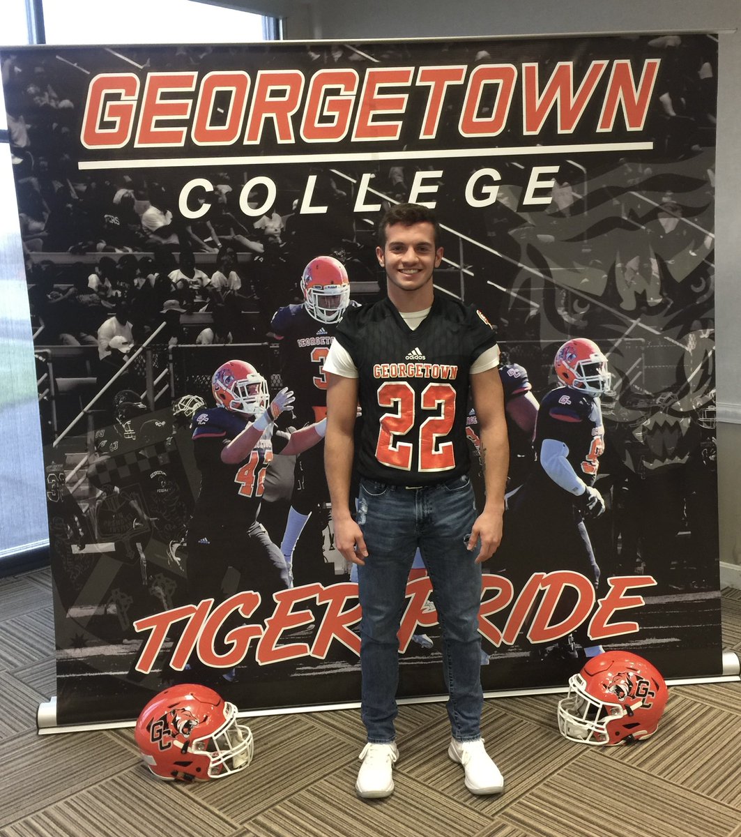 AlexFarler's tweet photo. Blessed to receive another offer! Had a great visit today at Georgetown! #GoTigers @GC_CoachCronin @StarrThompson20 https://t.co/dgphoV6Wmh