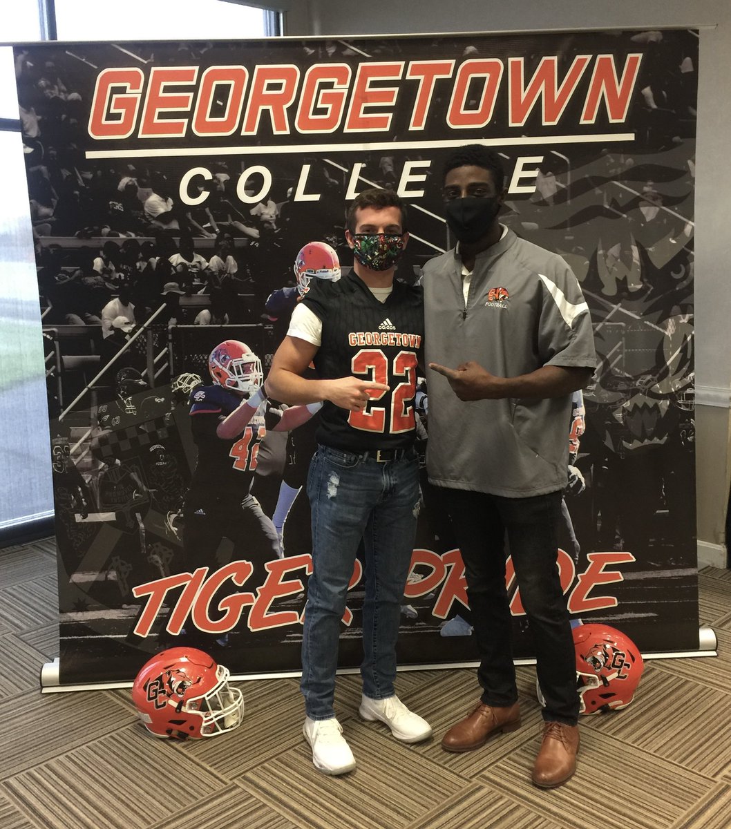AlexFarler's tweet photo. Blessed to receive another offer! Had a great visit today at Georgetown! #GoTigers @GC_CoachCronin @StarrThompson20 https://t.co/dgphoV6Wmh