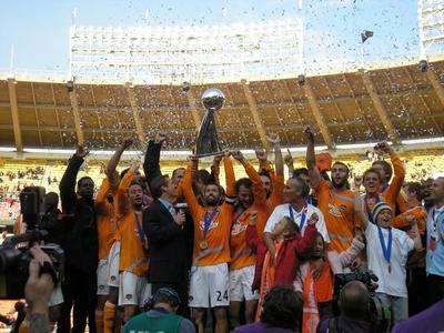 New England Revolution - Houston Dynamo (2007) #HoldItDown repetía triunfo ante  #NERevs   y levantó su segunda  #MLSCup  , volviendo a dar la vuelta al marcador. Ambos equipos gozaron de un gran número de oportunidades, pero con el marcador a favor, los texanos supieron cerrarlo