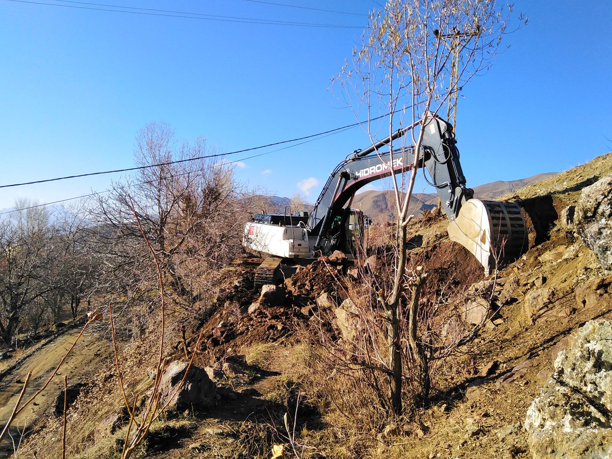 ismaildmirci30's tweet photo. Hakkari Vali Yardımcımız ve İl Özel İdaresi Genel Sekreterimizin katkılarıyla bizlere sağlanan iş makinası ile,Pınarbaşı ve Köyiçi Mahallelerimizin ortak kullandıkları tarımsal sulama kanalını beton kanala dönüştürmek için gerekli kazı çalışmalarına devam edilmektedir.
@Akparti https://t.co/fLq3yRBblU