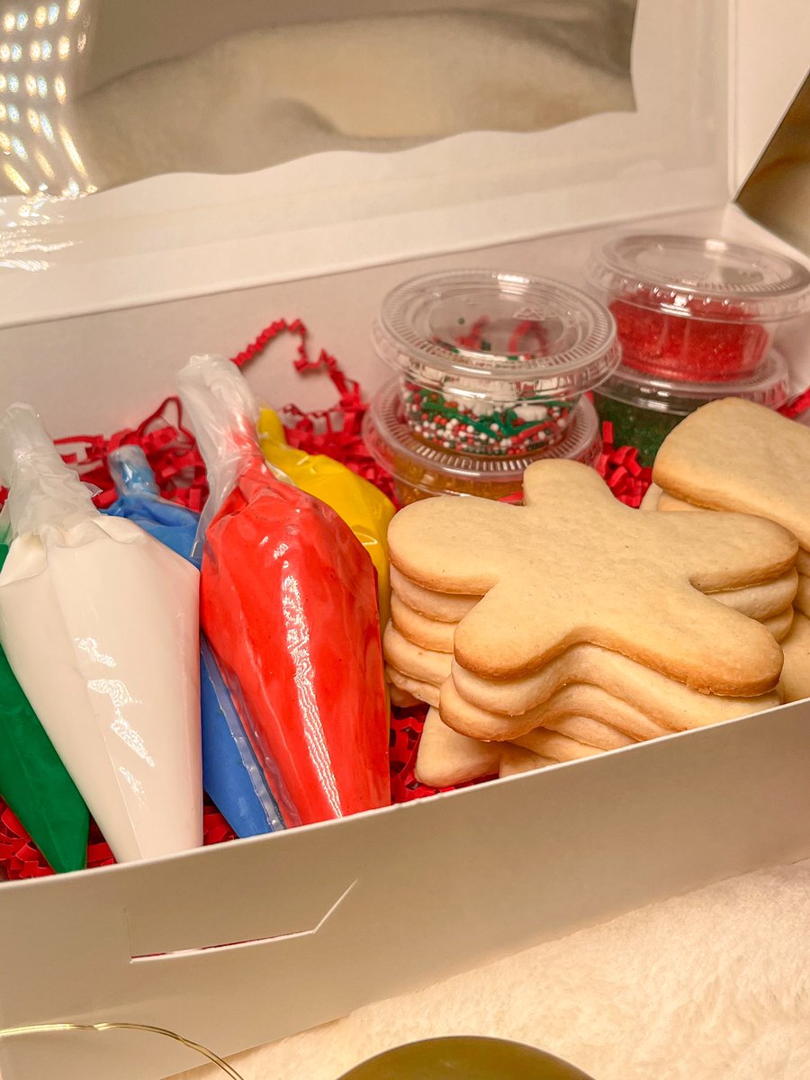 SHCakery's tweet photo. Hey guys I’m going to be doing a flash sale of Christmas DIY cookies on December 19th! It comes with 12 cookies, icing and sprinkles! Message me or DM me on ig to place your orders 🤩🎄 https://t.co/6DHvGi8qrb