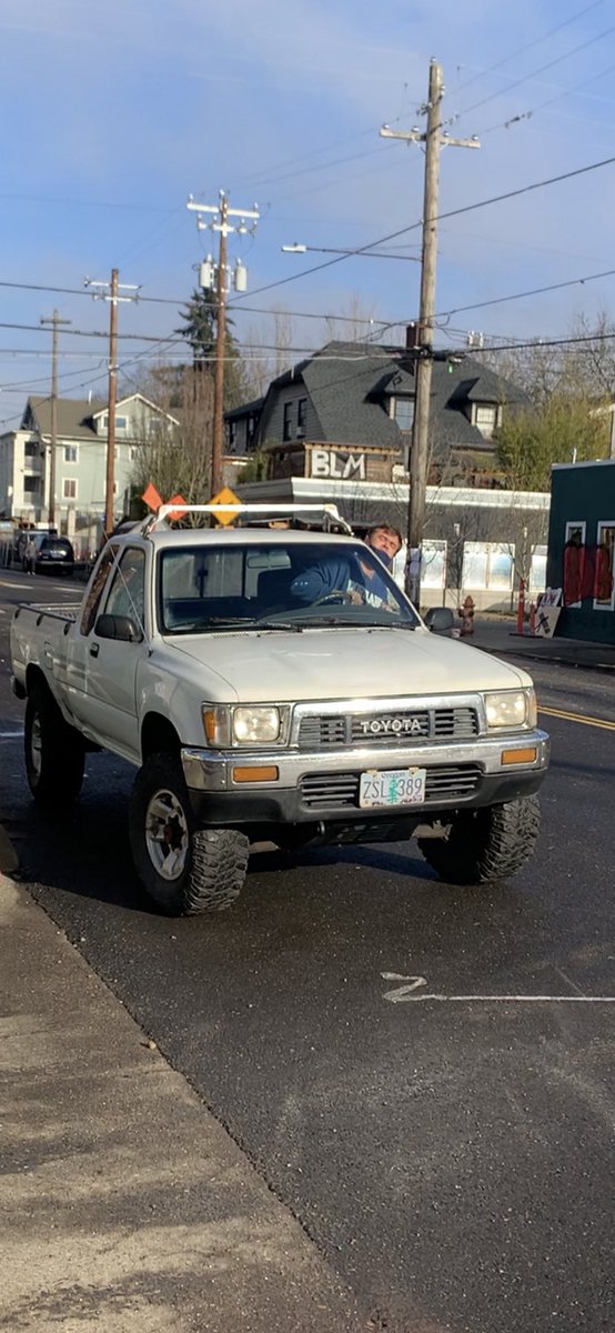 fash truck license plate ZSL389. this guy got out of his car and came up to the RH north barricade, hit/kicked it a few times, yelled about us being bums etc. now i need to say a quick note about deescalation.