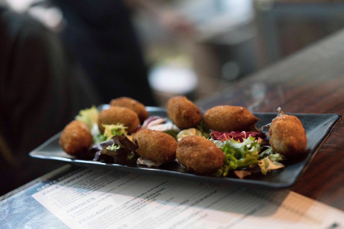 // El croqueto mundo de Capricho //
👉 solo para ti o para compartir, pero también para llevar a casa 👈
📍 Restaurante Capricho. c/ Demófilo.
Reservas vía redes y teléfono. ☎️📲