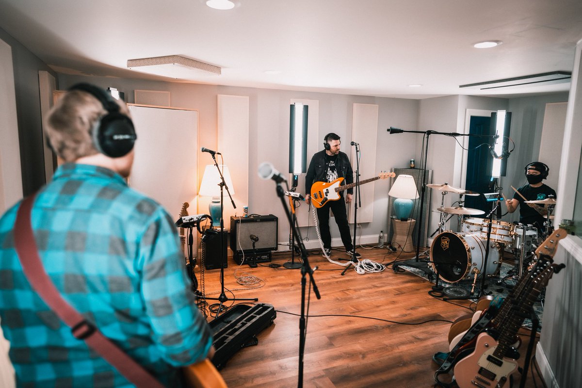 MatthewVlossak's tweet photo. I love my friends. I love my band. @PaperAnchorsNJ https://t.co/xT9FwhOHLg