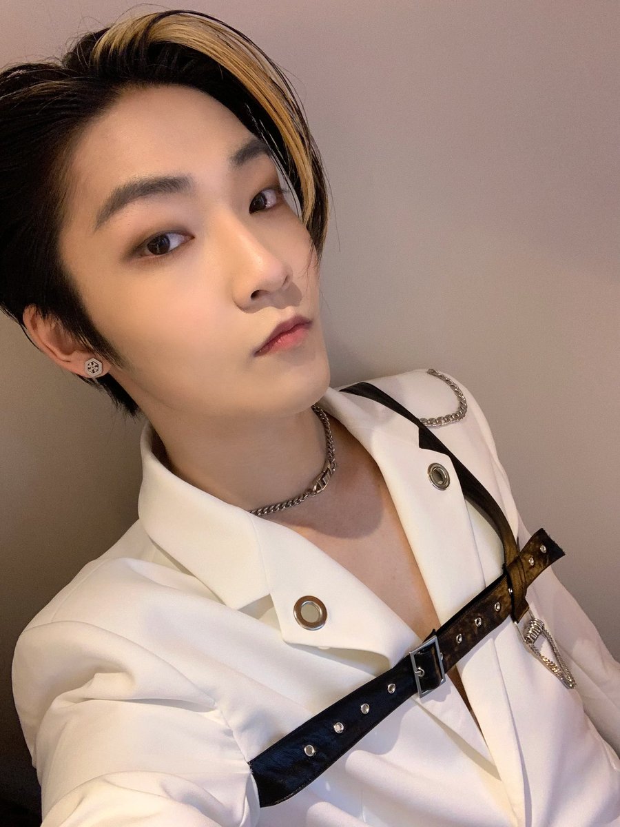 THEBOYZRPR's tweet photo. [#KEVIN]: 

Oi TheB! Ontem foi uma noite agitada e bem legal, vocês gostaram? A melhor parte claramente foi eu rebolando, espero que tenham gravado isso. Enfim, obrigado por terem ido ao nosso showcase, foi incrível. Amo vocês! E vem mais por aí, fiquem atentos. ♡ https://t.co/1fuMCd943x