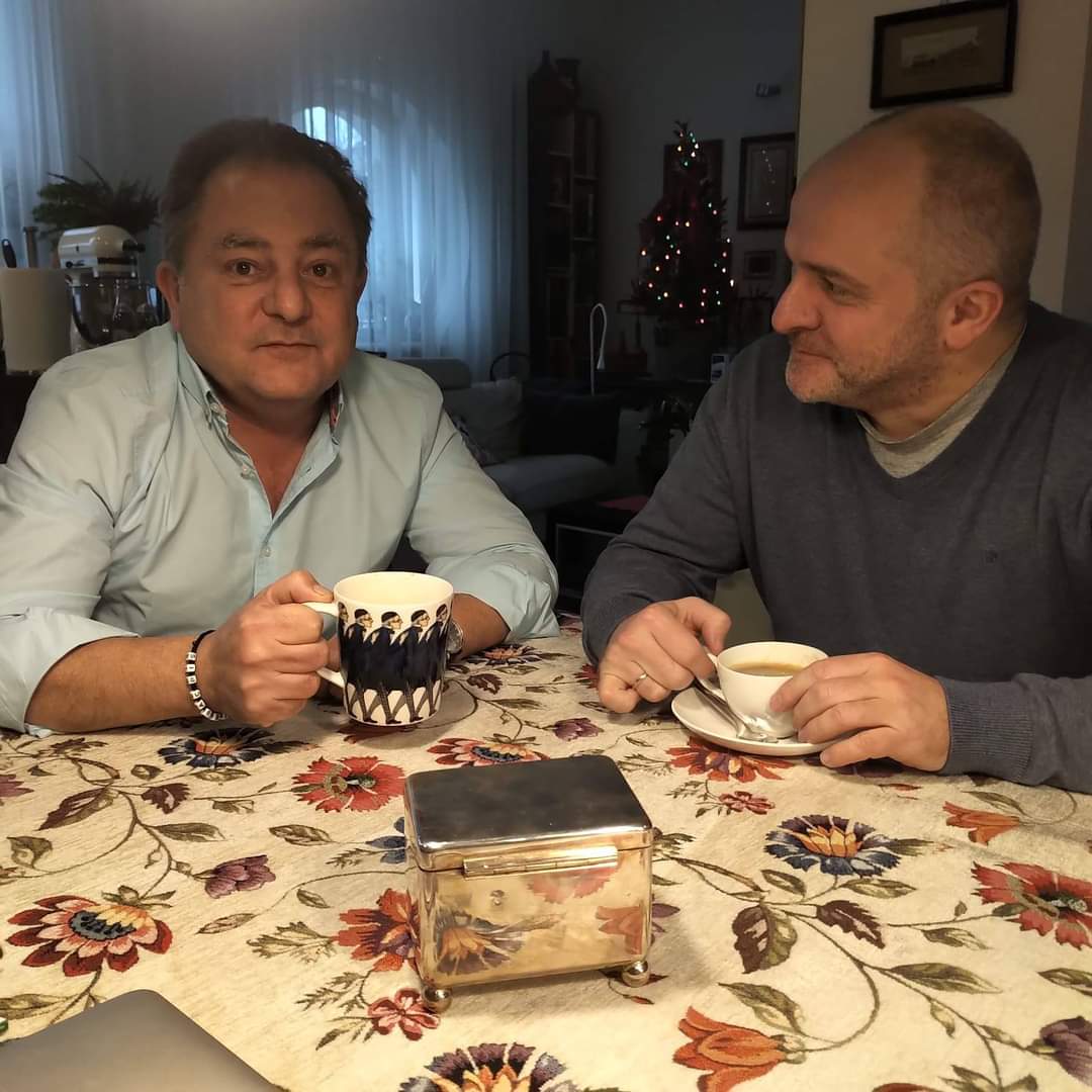 prestiz_pogarda's tweet photo. Robert Makłowicz w bransoletce "jebać PiS".

Fucking legend. https://t.co/VweaDfhKpS