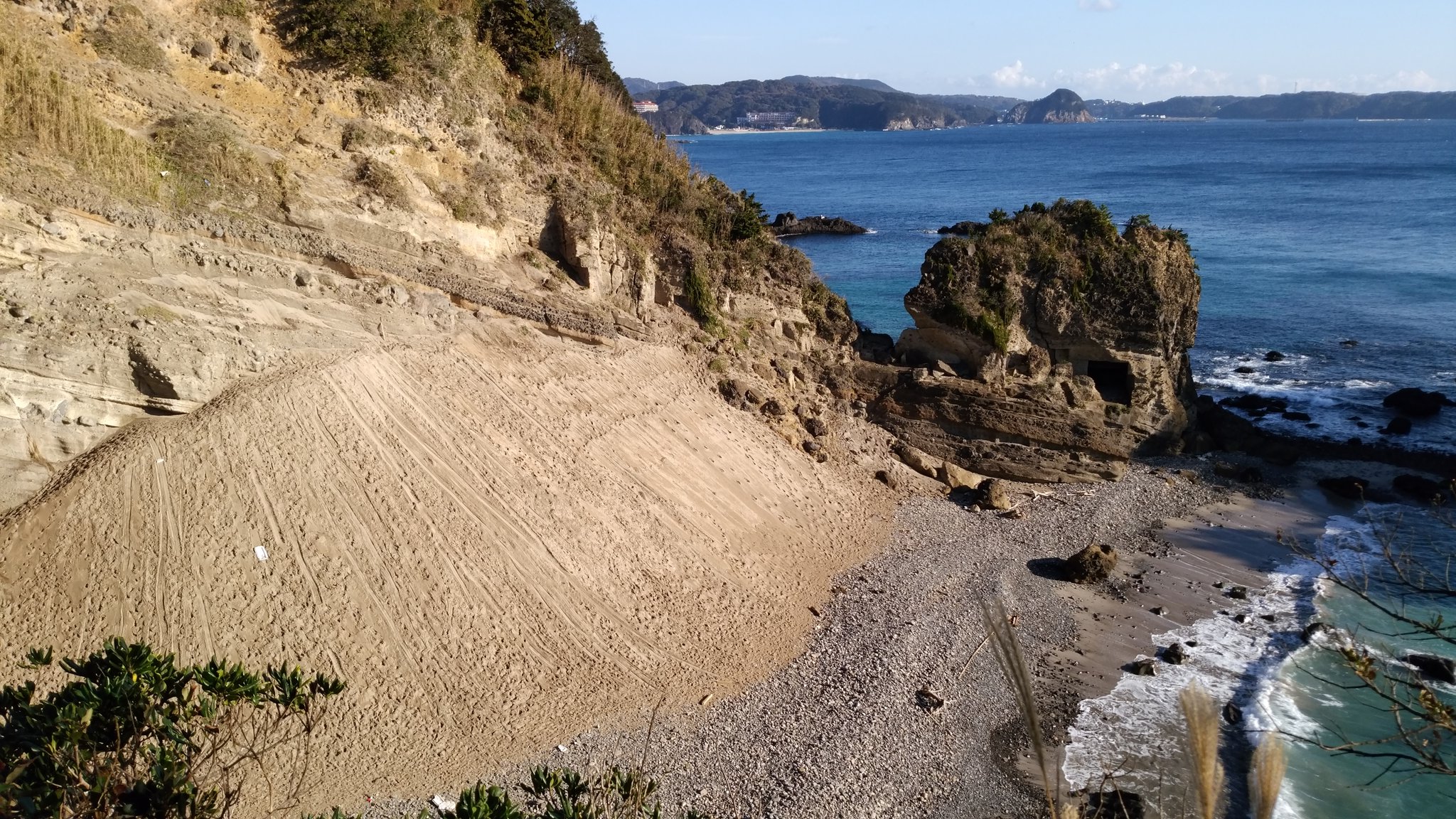 らうんでる 竜宮窟に隣接してるサンドスキー場 実は 先月ここから子供の白骨遺体が発見されたのよね D 半島放浪の旅 サンドスキー場 T Co Ceqg2zat3w Twitter