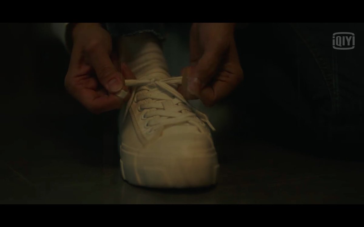 Aku setuju sama Jisoo, tadi sebelum bundir sepatunya udah diiket, terus pas lompat langsung lepas. Apalagi yg kejadian lift itu, beneran nih pasti ada apa-apanya dulu sebelum kejadian.   #Hush  #HushEp2