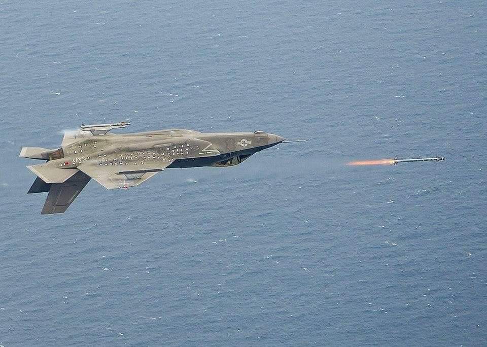 TRUFAULT's tweet image. Un #F35C #LightningII dispara un #AIM9X volando invertido.
🇺🇲
#Historia #History #Navy #navalhistory #aviation