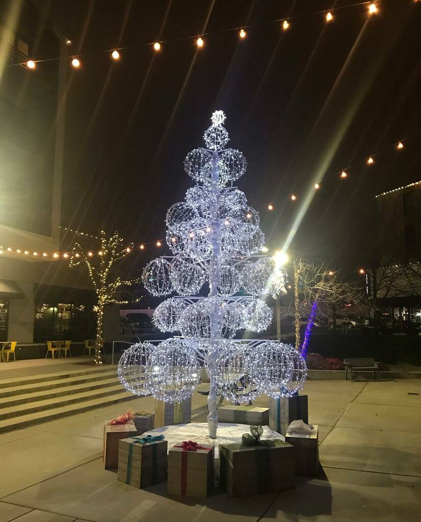 ozarkscott's tweet photo. Christmas shopping with the wife. #sgf #christmastree https://t.co/Pn2FtSXthT https://t.co/JK0KgmRBrL