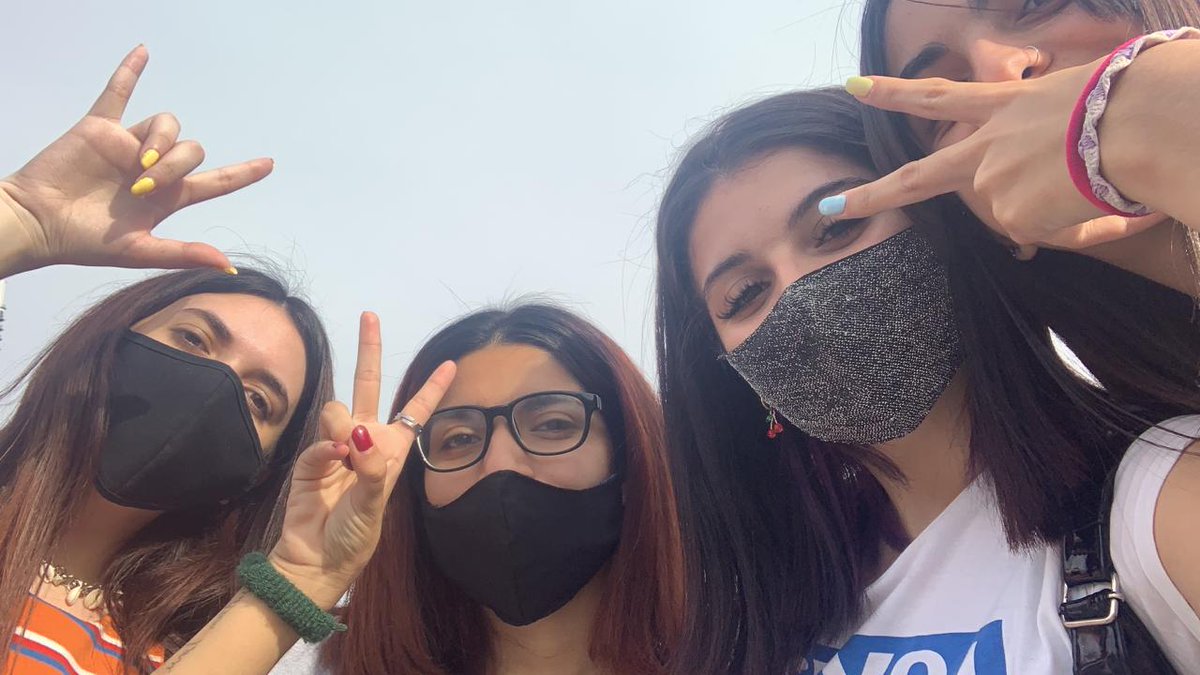 hadidstay's tweet photo. me hicieron y me hacen muy feliz @laschufa las amo❤️🤟🏻 https://t.co/GX9uqUosEK
