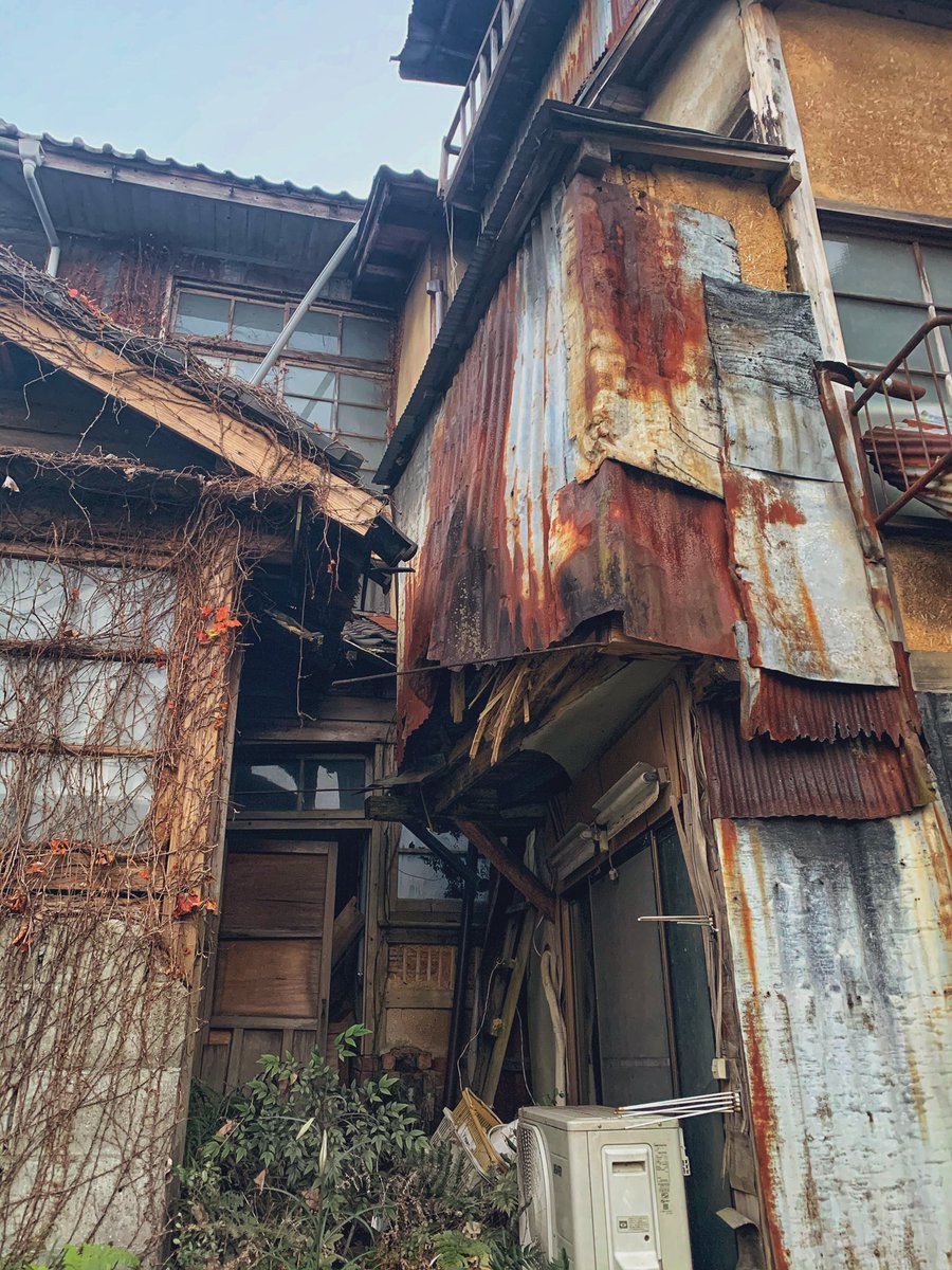 人は住んでるの ノスタルジックがたまらない 空地から秘密裏に増改築を繰り返したような凄まじくイイ物件を発見した Togetter