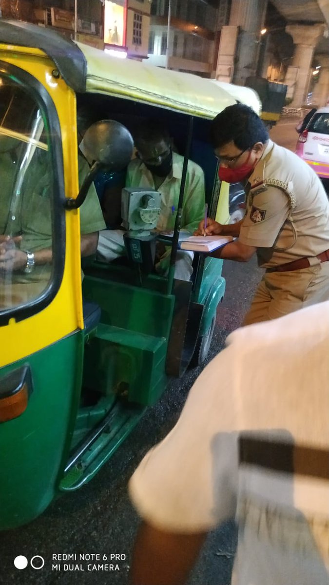 prameshjain12's tweet photo. Cops seen taking feedback by passengers near Chord road,Majestic,and surrounding areas if they are being harrased or being charged excess fare a good and need of the hour initiative by @DCPWestBCP Dr Sanjeev M Patil @Copsview @VipinGaurnai #dial100 #inDistress https://t.co/89H4nKot0x