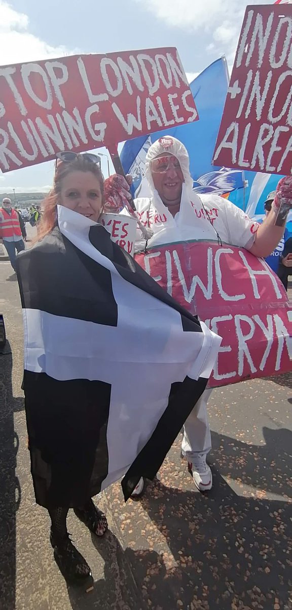 Finally, on one particularly bright day in 2019, I brought The Ma to Ayr’s first IndyMarch. Great fun, we got to meet  @grizzly4paws and  @BoringOleFart. I also realised that I could get badly sunburnt!