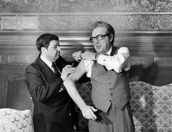 CLEHistory's tweet image. #Cleveland Mayor Ralph Perk—whose wife famously turned down an invitation to Nixon’s White House in 1972 because it conflicted with her bowling night—receives a flu #vaccine , 11/13/1977.