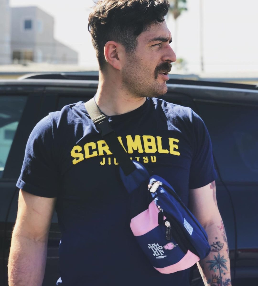 Julien is someone who is such a bright, warm light in this shitty place we call the internet. he's selfless, loving & lovable, creative, intelligent, & strong in so, so many ways. he makes us all smile & feel like we're part of a family, he makes us laugh until we cry, & he (2/3)