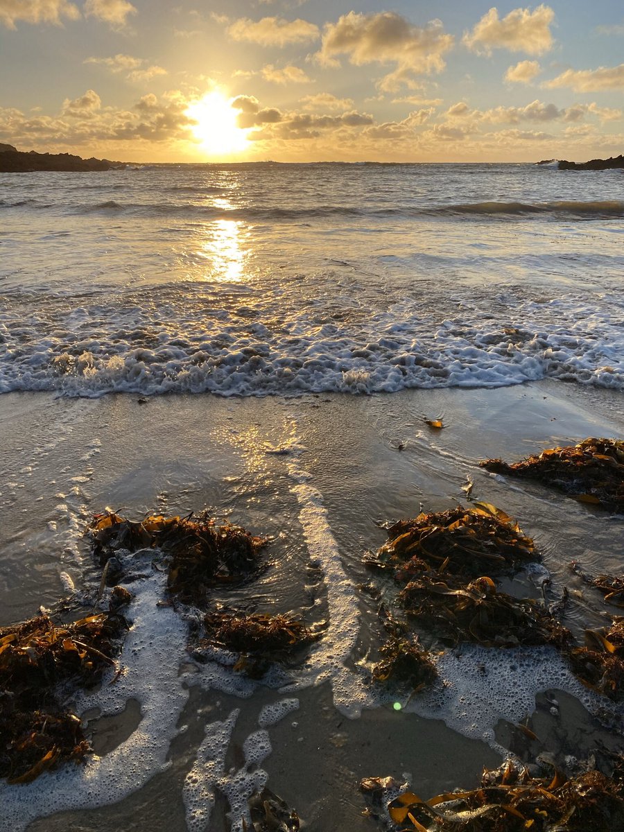 racheldrift's tweet photo. When the perfect day out enjoying new adventures, ends like this 2 miles from home, you know it is a great day! #sunsets #magicmoments #rhosneigr #cablebay #anglesey #wintersun https://t.co/0lBw79zYvL