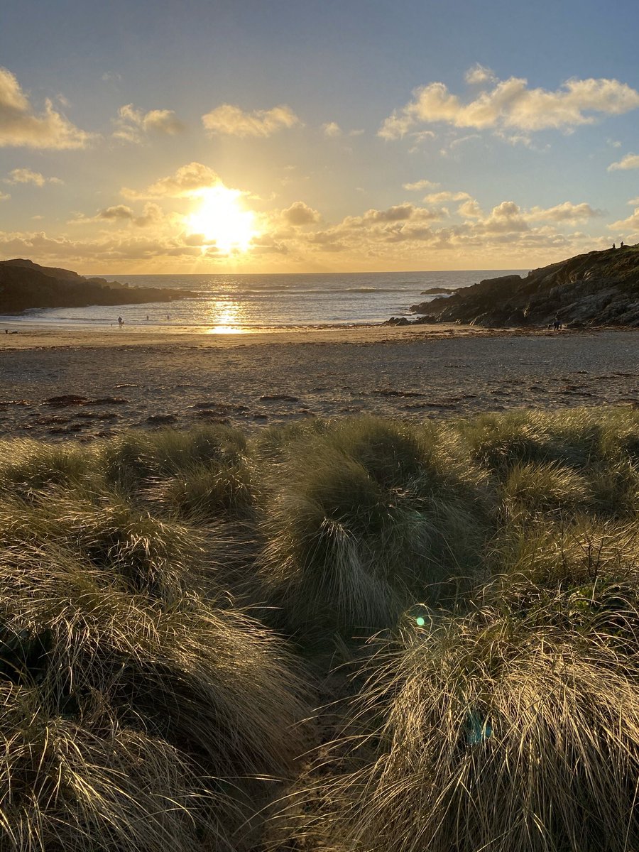 racheldrift's tweet photo. When the perfect day out enjoying new adventures, ends like this 2 miles from home, you know it is a great day! #sunsets #magicmoments #rhosneigr #cablebay #anglesey #wintersun https://t.co/0lBw79zYvL