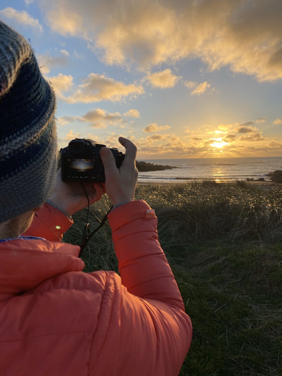 racheldrift's tweet photo. When the perfect day out enjoying new adventures, ends like this 2 miles from home, you know it is a great day! #sunsets #magicmoments #rhosneigr #cablebay #anglesey #wintersun https://t.co/0lBw79zYvL