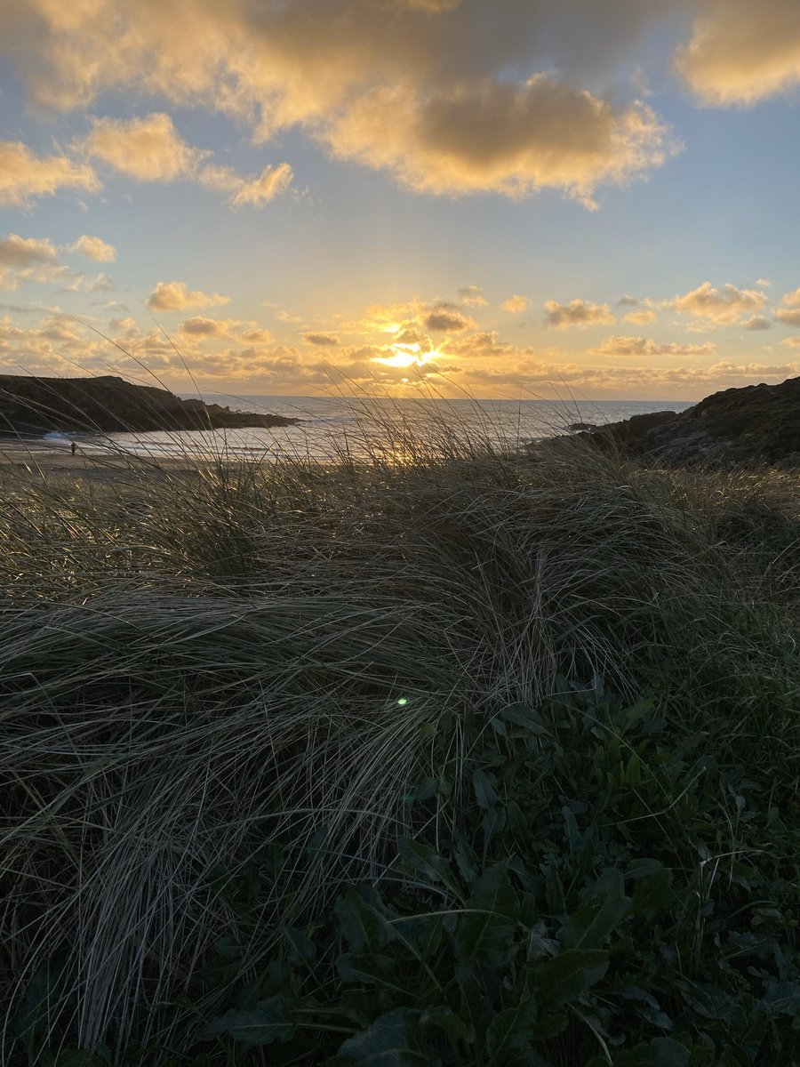 racheldrift's tweet photo. When the perfect day out enjoying new adventures, ends like this 2 miles from home, you know it is a great day! #sunsets #magicmoments #rhosneigr #cablebay #anglesey #wintersun https://t.co/0lBw79zYvL