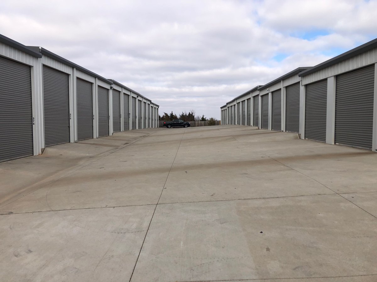SOLD! Edmond Storage Locker located in Edmond, OK. SOLD for $3,800,000 - $66.11 PSF. Property consists 287 units totaling 57,480 rentable SF.  Built in 2019.  #storage #commercialrealestate #investments #realestateinvesting #passiveincome #Oklahoma #Sold
grantgroupok.com/properties-2/?…