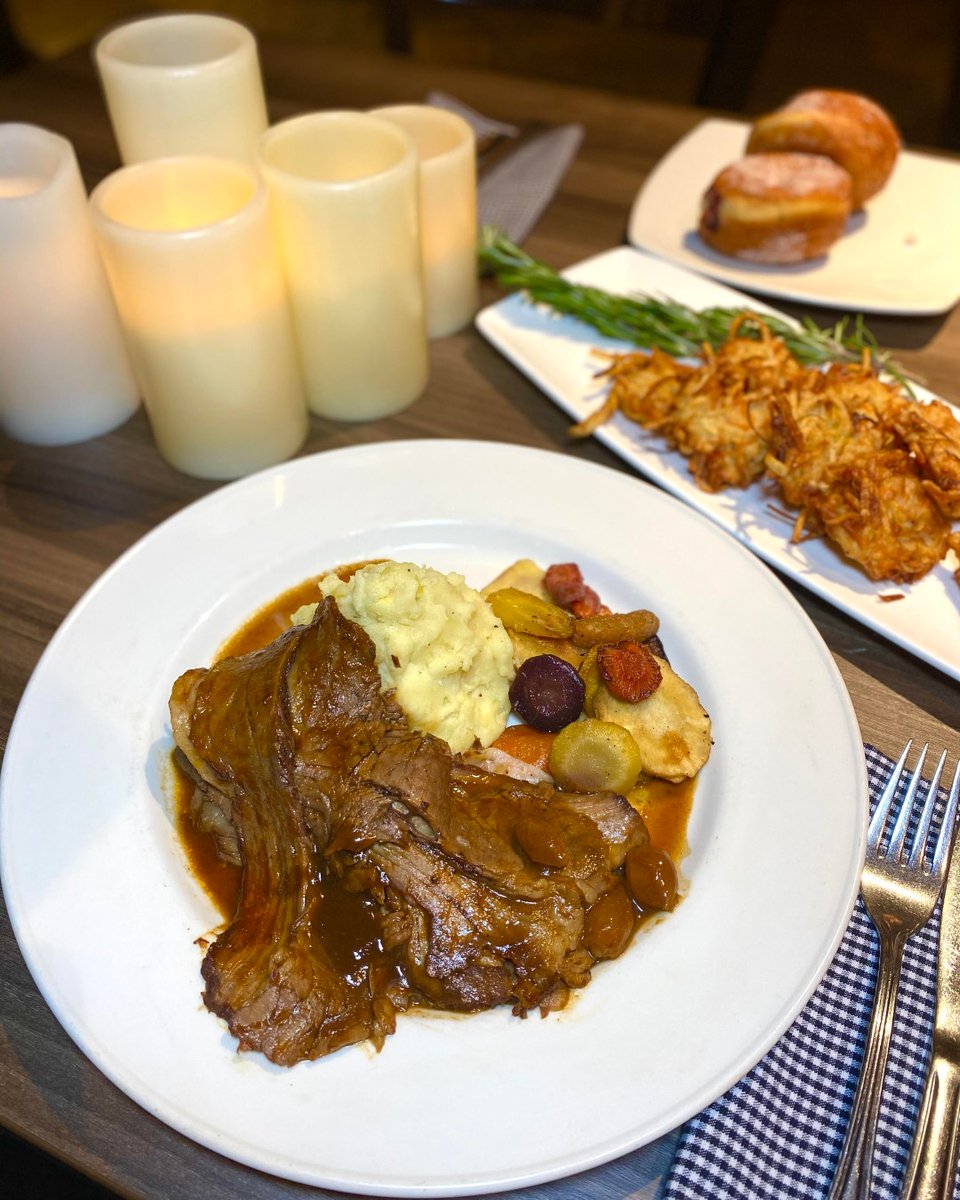 HOTHOUSETO's tweet photo. HAPPY HANUKKAH! Bring home a complete dinner to celebrate the season! Latkes, Mozoh Ball Soup, Brisket and Sufganiyot! https://t.co/QD26W9UqwM 416-366-7800 Order through us, Doordash, Uber or SkipTheDishes #Hanukkah #TakeOutToronto #WhatsForDinner https://t.co/DbGHjfMob4