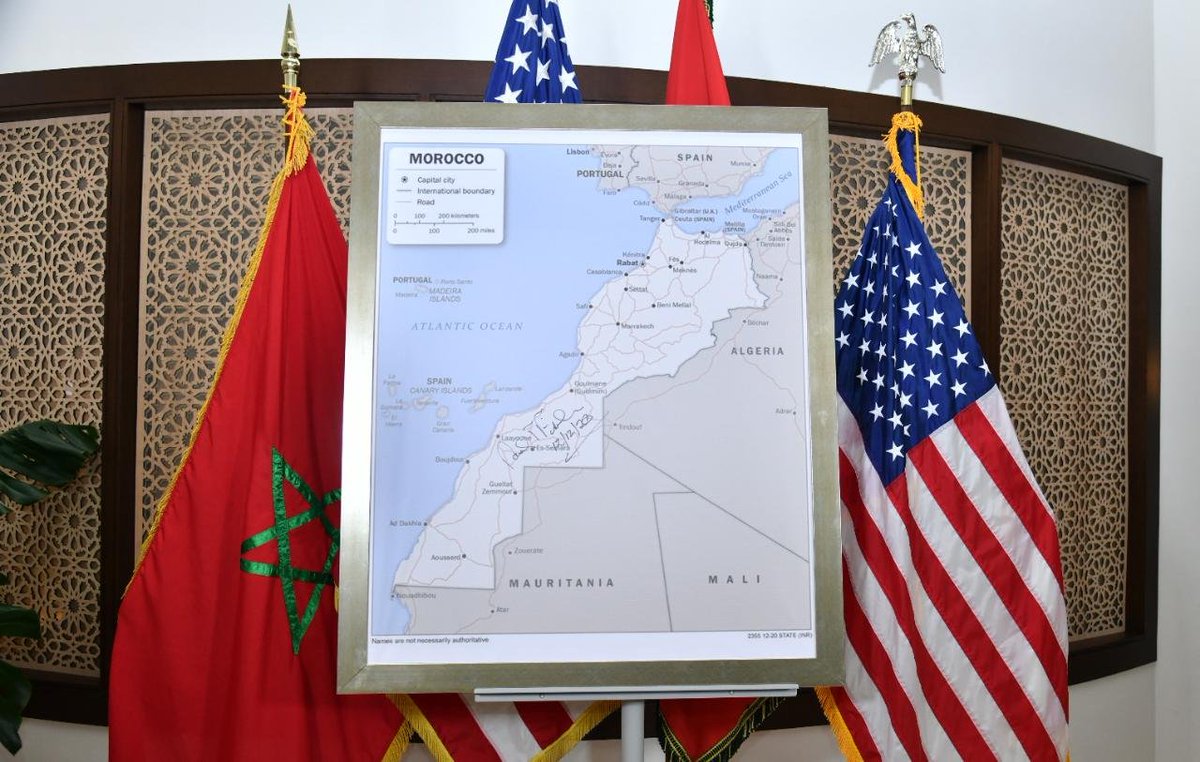 L'ambassadeur américain dévoile la nouvelle carte du  #Maroc adoptée par l'administration américaine.  https://bit.ly/3qMbXLv  #US_Maroc  #Sahara_Marocain