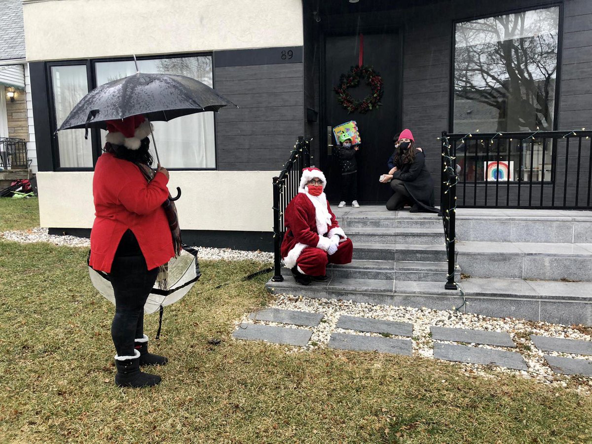 shaf_ht's tweet photo. Santa makes sure to keep his distance and wear his mask while delivering gifts and collecting donations! @CTVToronto @ToyMountain #santadriveby #mytoymountain https://t.co/jhr9jHMWYK