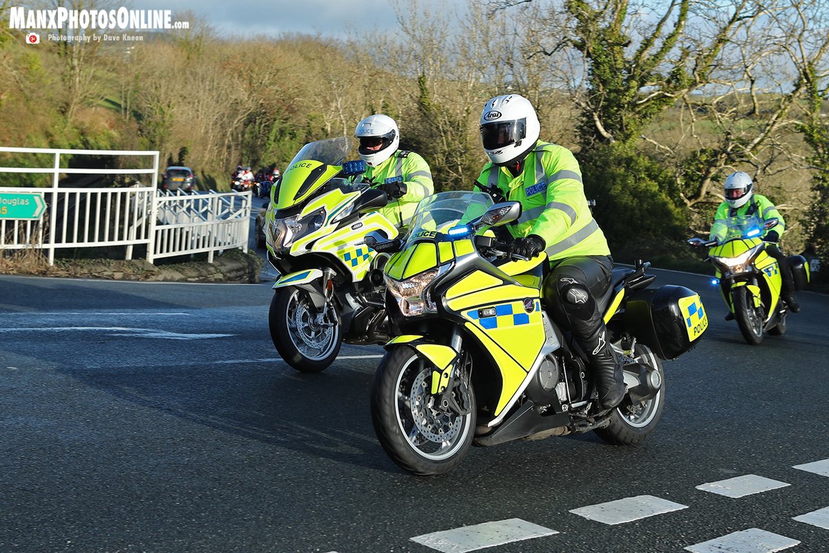 Steve Colley put on a great show before the ride out and it looks like the @IOMRPU were enjoying themselves too. (2/2)