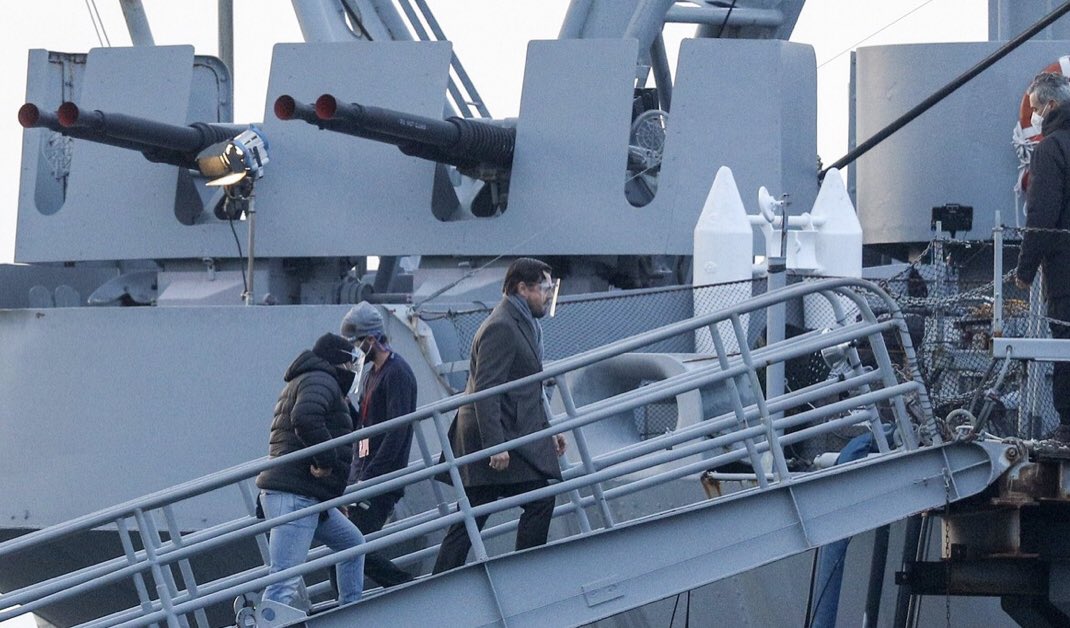 DontLookUpNews's tweet photo. Jennifer Lawrence and Leonardo DiCaprio were spotted today boarding the USS Massachusetts in Fall River, MA for #DontLookUp https://t.co/cwmfMRx68s