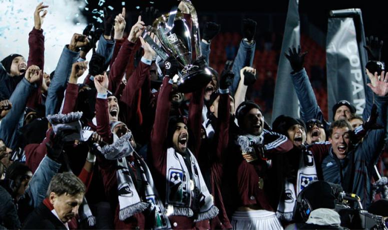 FC Dallas - Colorado Rapids (2010) #Rapids96 logró su segunda  #MLSCup   al vencer a un  #DTID que fue superior o por lo menos tuvo más ocasiones de gol durante el tiempo reglamentario. Sin embargo, el título terminó decidiéndose en la prórroga con un gol de George John.