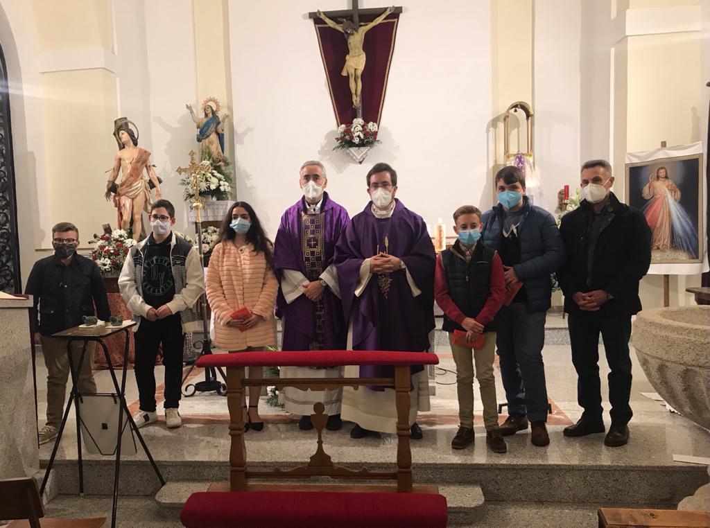 architoledo's tweet photo. El #VicarioEpiscopal d. Emilio Palomo @epg_epalomoguio ha administrado el Sacramento de la #Confirmación en la Parroquia de #Manzaneque https://t.co/ISmfVgUmzs
