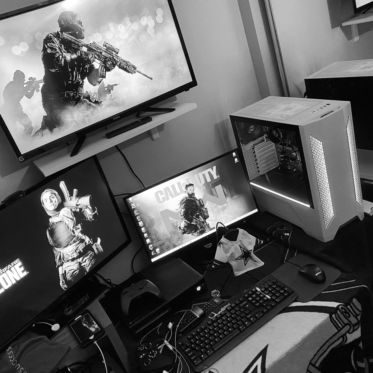 MaddenKing024's tweet photo. WE LIVE NOW!! #Twitch #TwitchAffilate #Sponsered #RougueEnergy #Grind #Streamer #Gamer #BabyPc #3Screens #NetgearNightHawk #BuckTownSquad #OPFK #MaddenKing024 #PC #StreamLabs #COD #WarZone #Follow #CowboyNation #HangOut #WeLive #LinkInBio https://t.co/dv8GgNbNbI