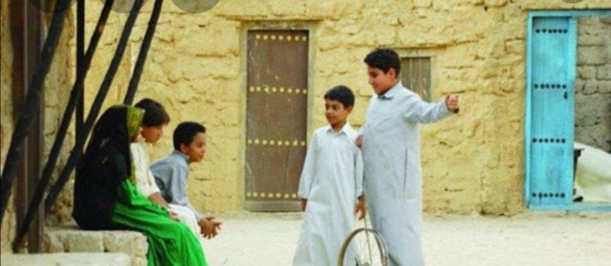.

ليت الزمن له زر ويعود للخلف
ونعود لأيام الصبا والسعاده

ايّام يوم قلوبنا باالغلا ولف
وزيارة الجيران والربع عاده

مابيننا حاقد وحاسد ولا صلف
بيض ٍ نوايانا بصدق  وركاده

وإليا وعدنا باالوعد مانبي حلف
ونقول  لا منا  اختلفنا  قراده  ..

#الهاب_بدر