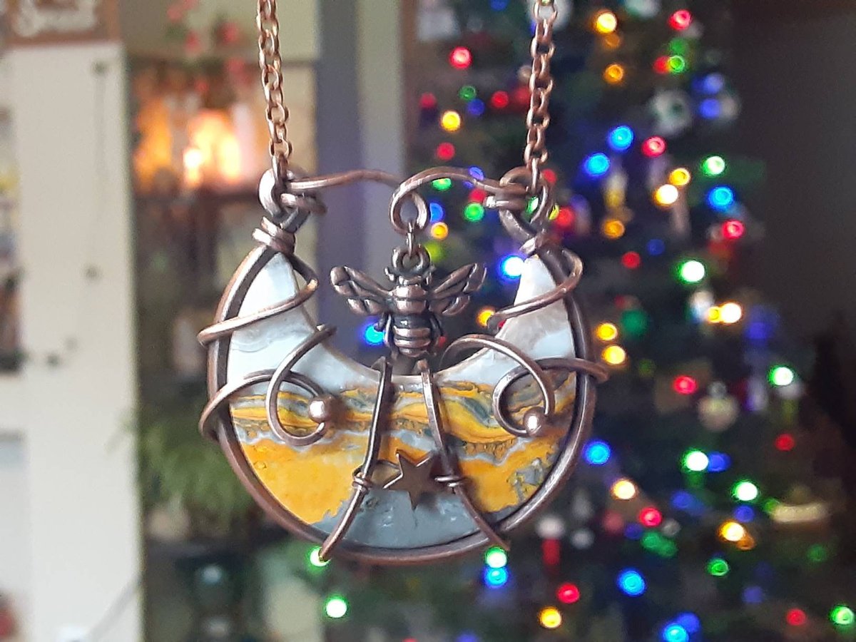 BrookeB38491557's tweet photo. Hurry and shop my Holiday Sale! 20% Off this Bumblebee Jasper Moon with Copper Bee Star Necklace https://t.co/U11OQMdPCY #starscelestial #copperwirewrap #bumblebeejasper#moonjewelry #bohohippie #artisanhandmade #wirewrappedjewelry https://t.co/ZoSayxSFHy