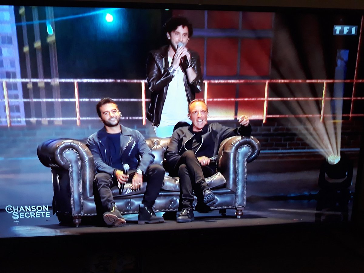 AmiRessources's tweet photo. #LaChansonSecrète Quelle belle surprise pour @Amir_Off 😁 ses cousins dont @__antomusic__ , @NazimOfficiel son frérot qui l'accompagne énormément dans sa carrière, ainsi que @nikosaliagas qui a également joué le jeu en lui chantant #LaFête 🎉 https://t.co/koLWCLCpDB