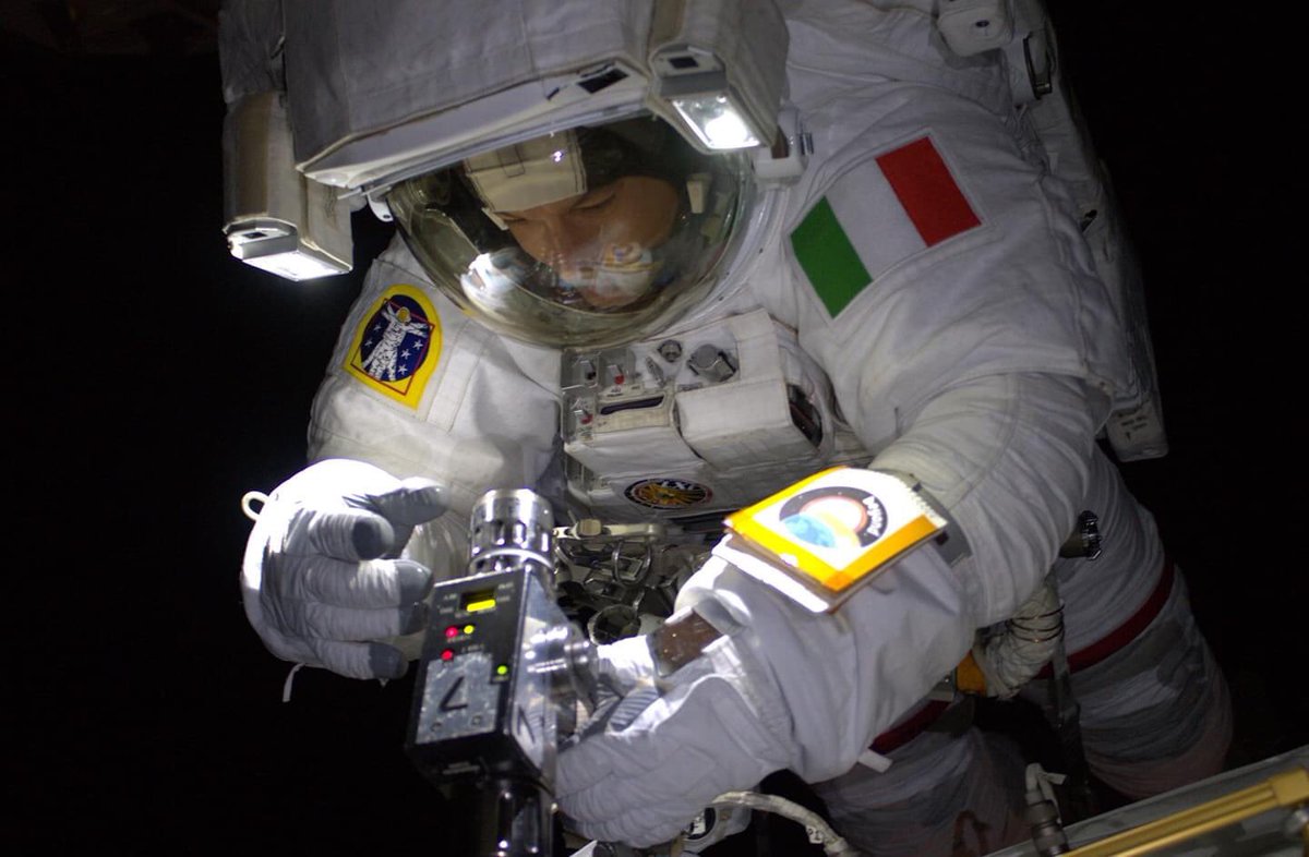 camurriusa's tweet image. @astro_luca
“Due strade divergevano in un bosco ed io –
io presi la meno battuta,
e questo ha fatto tutta la differenza"
~Robert Frost~
"La strada non presa"
#EVA64 #SpacewalkForAMS 
#MissionBeyond
Foto pubblicata dall’ESA in:
facebook.com/EuropeanSpaceA…
Credits: Nasa
Notte,Commander