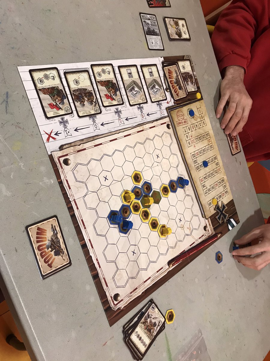 Pelitron1314's tweet photo. Por fin ayer pude jugar después de toda la semana de balde. Me ha gustado mucho #Topoum , divertido, tenso y sobre todo rapidito. Como un filler grande. Engaña la presencia wargamera, es un abstracto con cartas de acción. @Loopingames https://t.co/JSlJPrW2DM