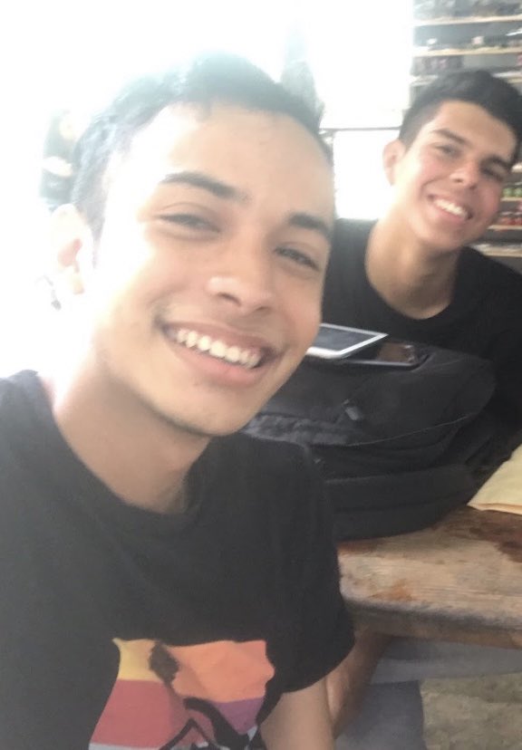 SirCarlossi's tweet photo. Mi bro tiene un serio problema con dormirse en momentos importantes, ¡INCLUSO ANTES DE UN PARCIAL!.. sí, el man se quedó dormido para un parcial y tuvimos que llamar a media familia para ver si lo levantaban🤡al final llegó tarde pero “llegó”... tkm #retoAEMP @AEMP_UP #reto87 https://t.co/yjZFbf8wCx