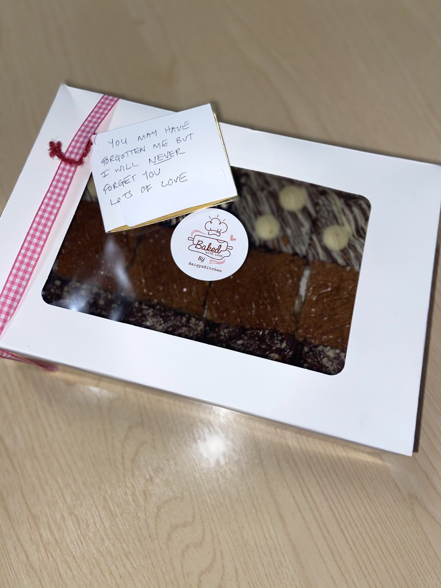 Princessnursey2's tweet photo. It’s moments like these that make it all worth while .. seeing patients get better and we also love cake 🍰 😍#arcu 💗💗💗 https://t.co/UbmbZlg41z