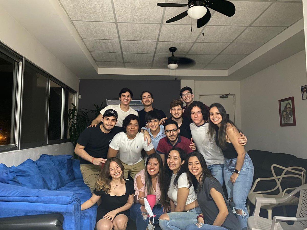 DonArepas's tweet photo. La mejor anécdotas es la vez que nos reunimos por primera vez, hacer karaoke y darnos cuenta que Giacomo no sabe la del Rey #MexicanoFake AJAJJAJAJA
#RetoAEMP #Reto87 @AEMP_UP https://t.co/hpqkxlsqIY