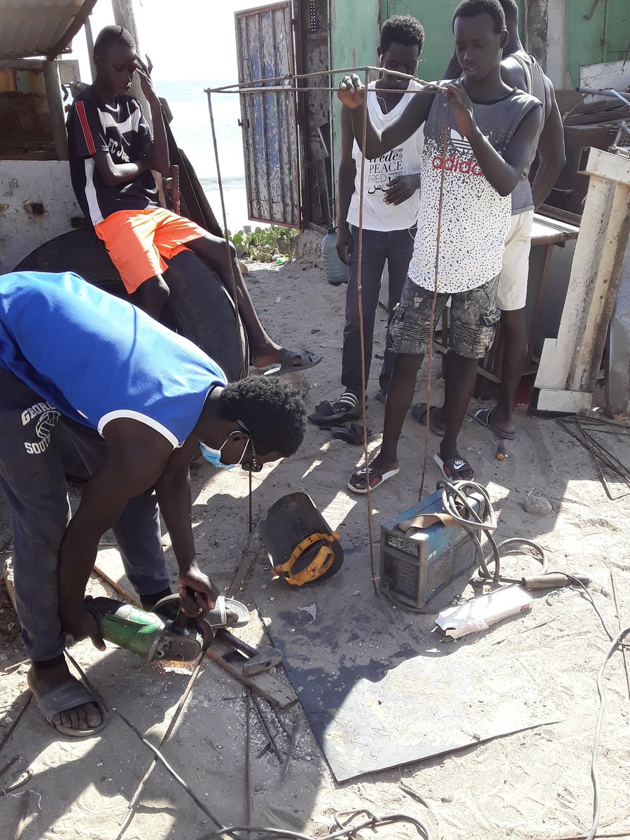 ABG_49's tweet photo. #OPERATION_THIAROYE_VERT🍀
Some pictures of the last adjustments of the reforestation day of #SenOxy with the #RAJIT.
NB: All arrangements are made for strict compliance with the measures to block the COVID19
#kebetu @SAVE_DAKAR
#OneBillionesTreesforAfrica
@SenOxy9 ♻️
@ABG_49 🌱 https://t.co/Qngp0GQMOI